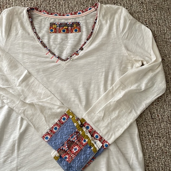 Anthropologie top with lace trim on the sleeves - Picture 2 of 4